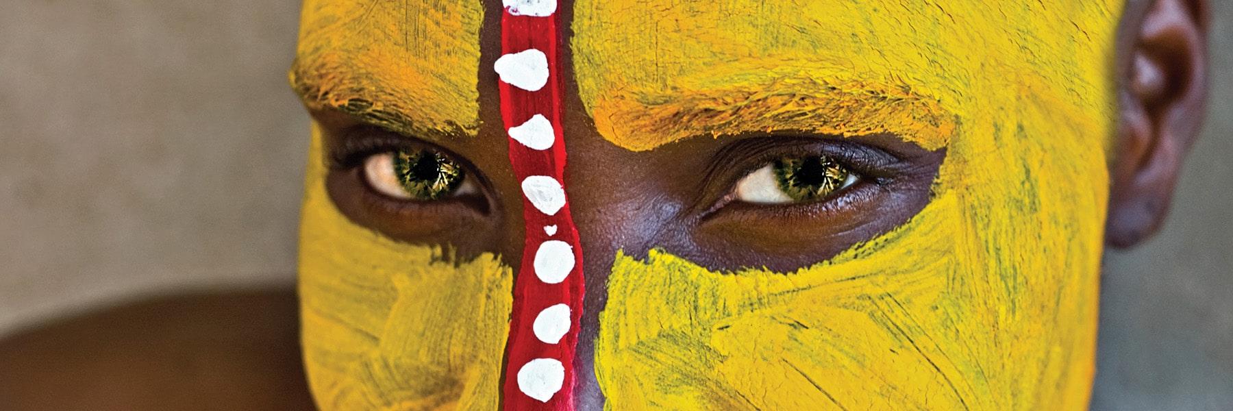 一个非洲部落成员用传统颜料绘制的脸部特写