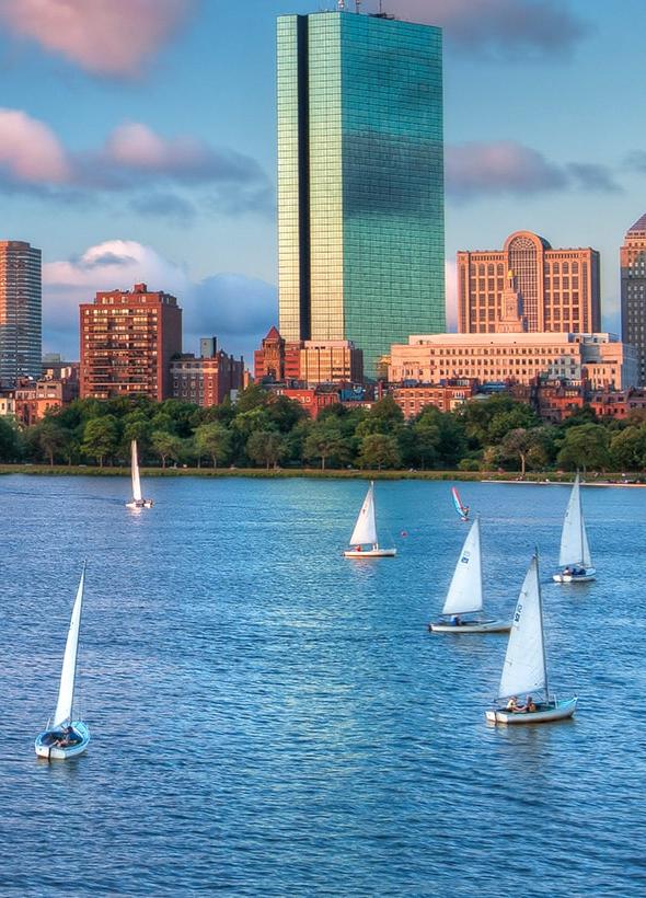 波士顿天际线前的帆船